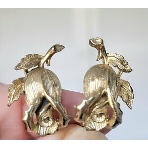 Lisner Signed Vintage Earrings Gold Flower Clip